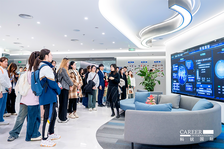 知名人力资源供应商z6com时凯集团国际在企业参访活动中为拜访嘉宾与学生介绍公司基本情况